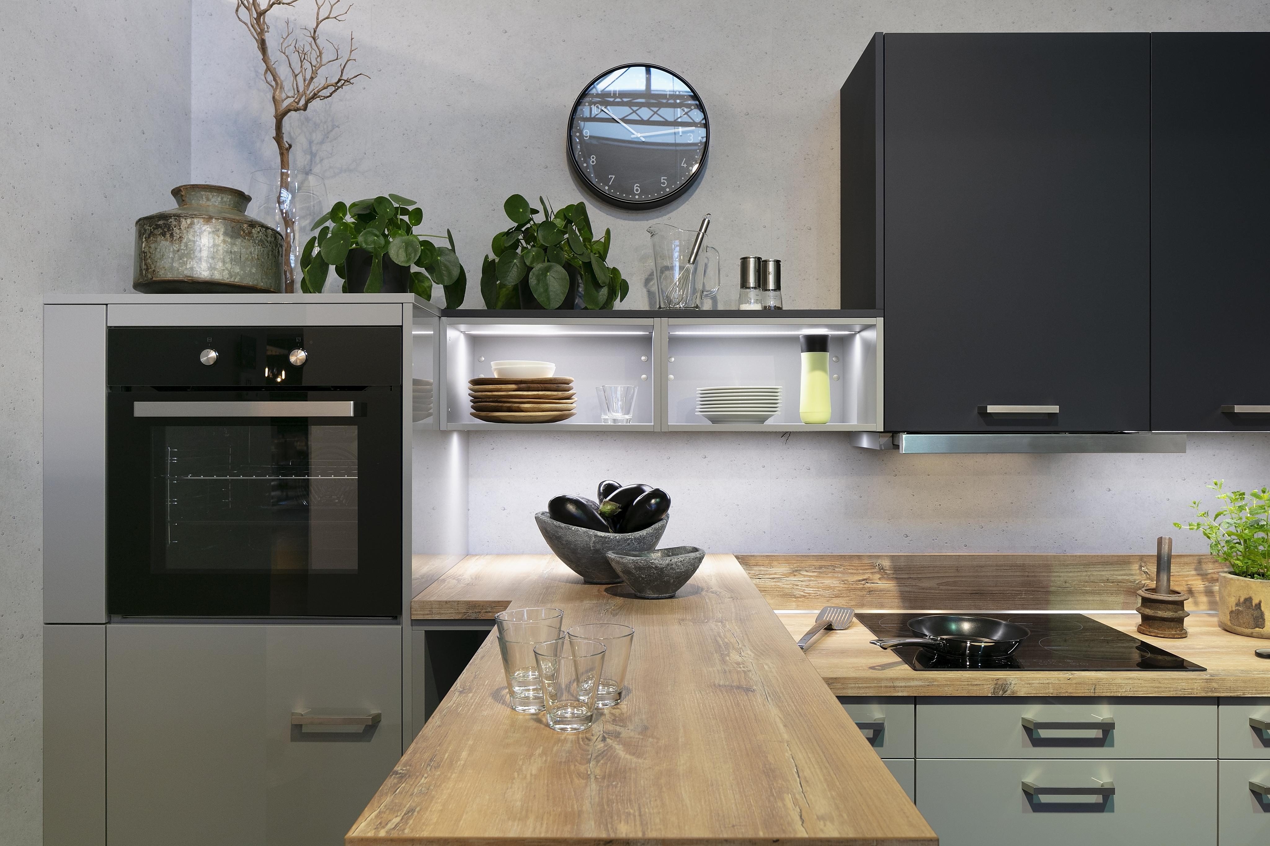 Artego-Küche mit beleuchteten Regalen und Holztheke