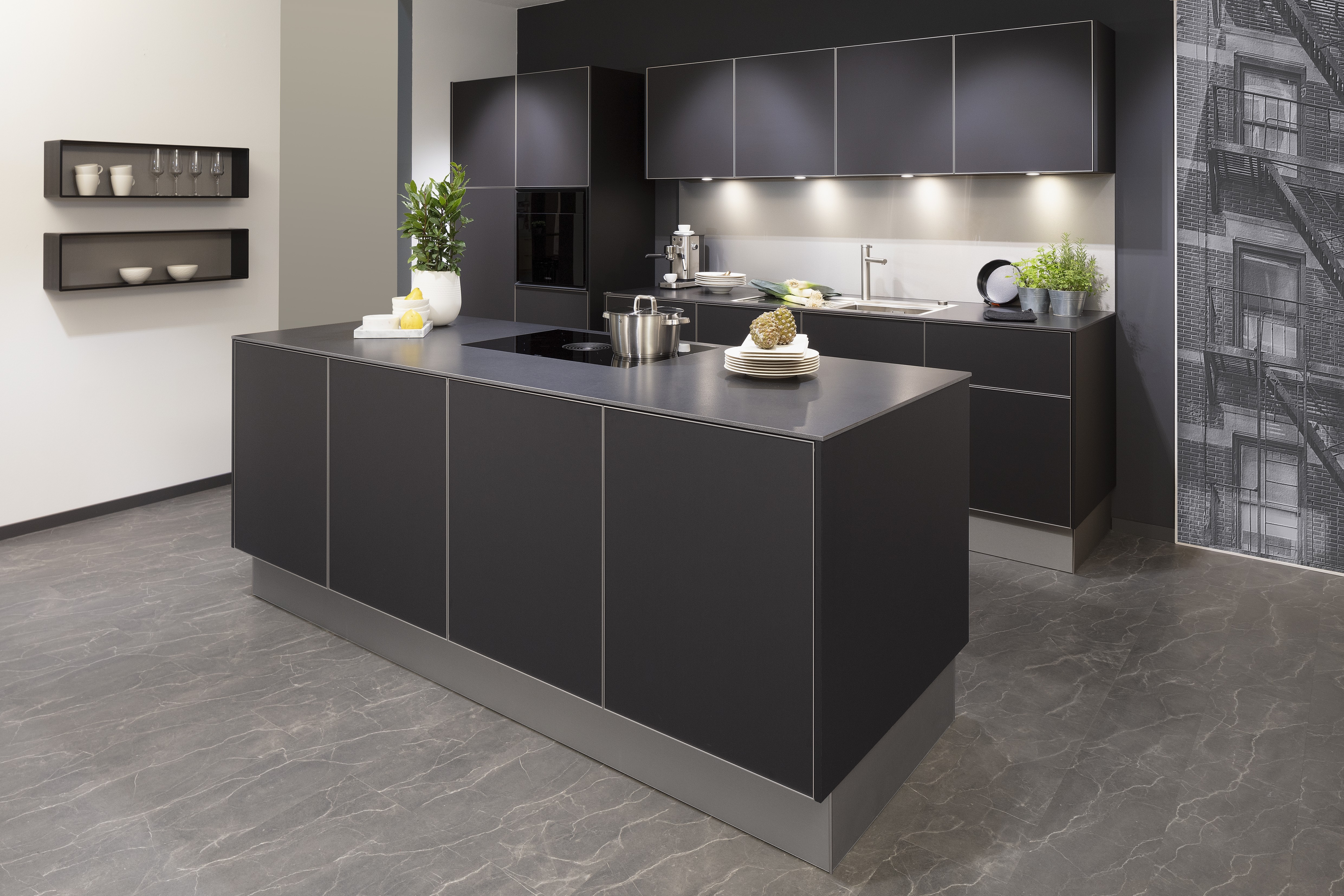 Resopal-Küche in Scharz mit Aluminiumkanten