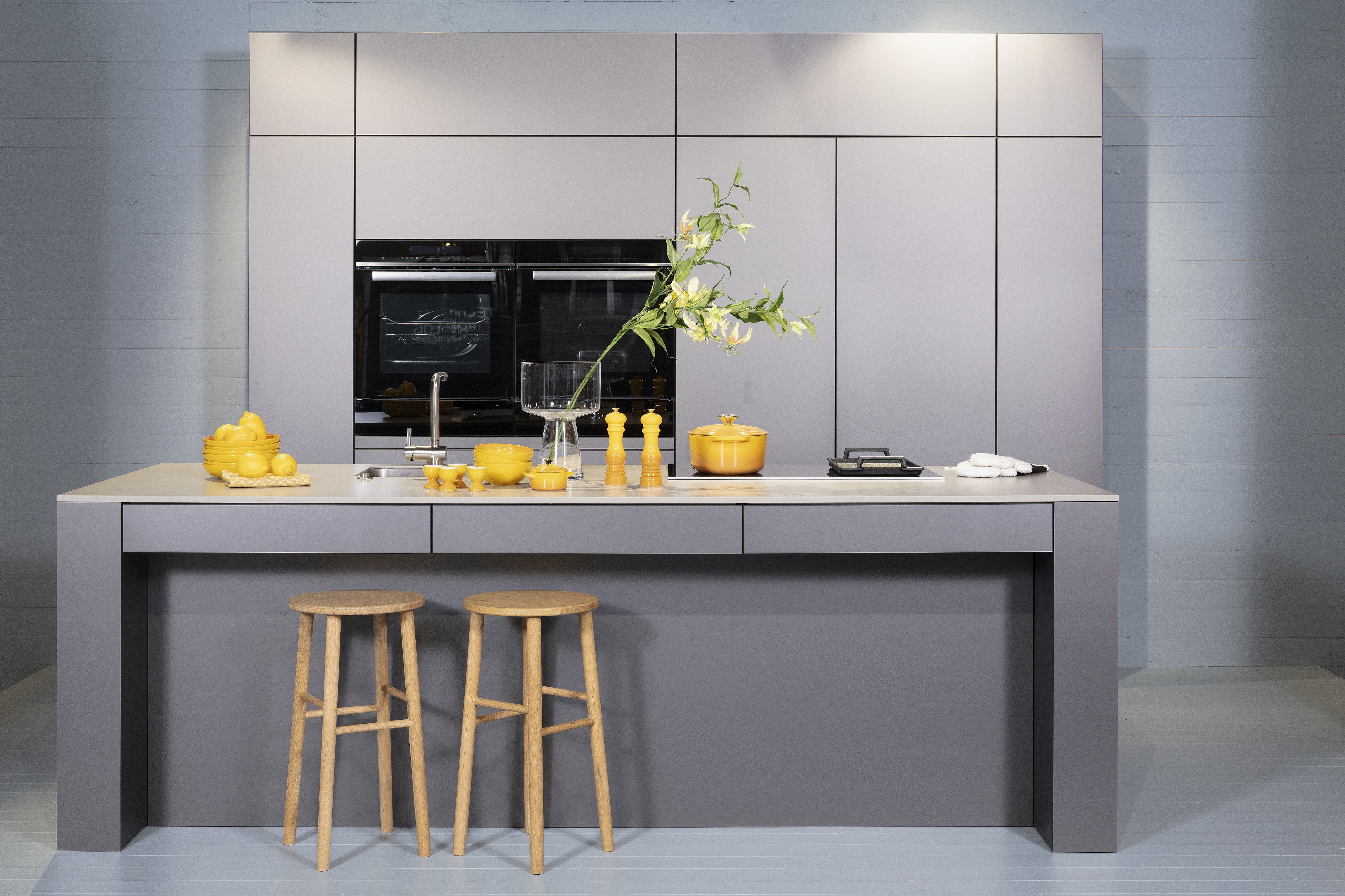 Küche in Sandgrau-metallic mit Stühlen