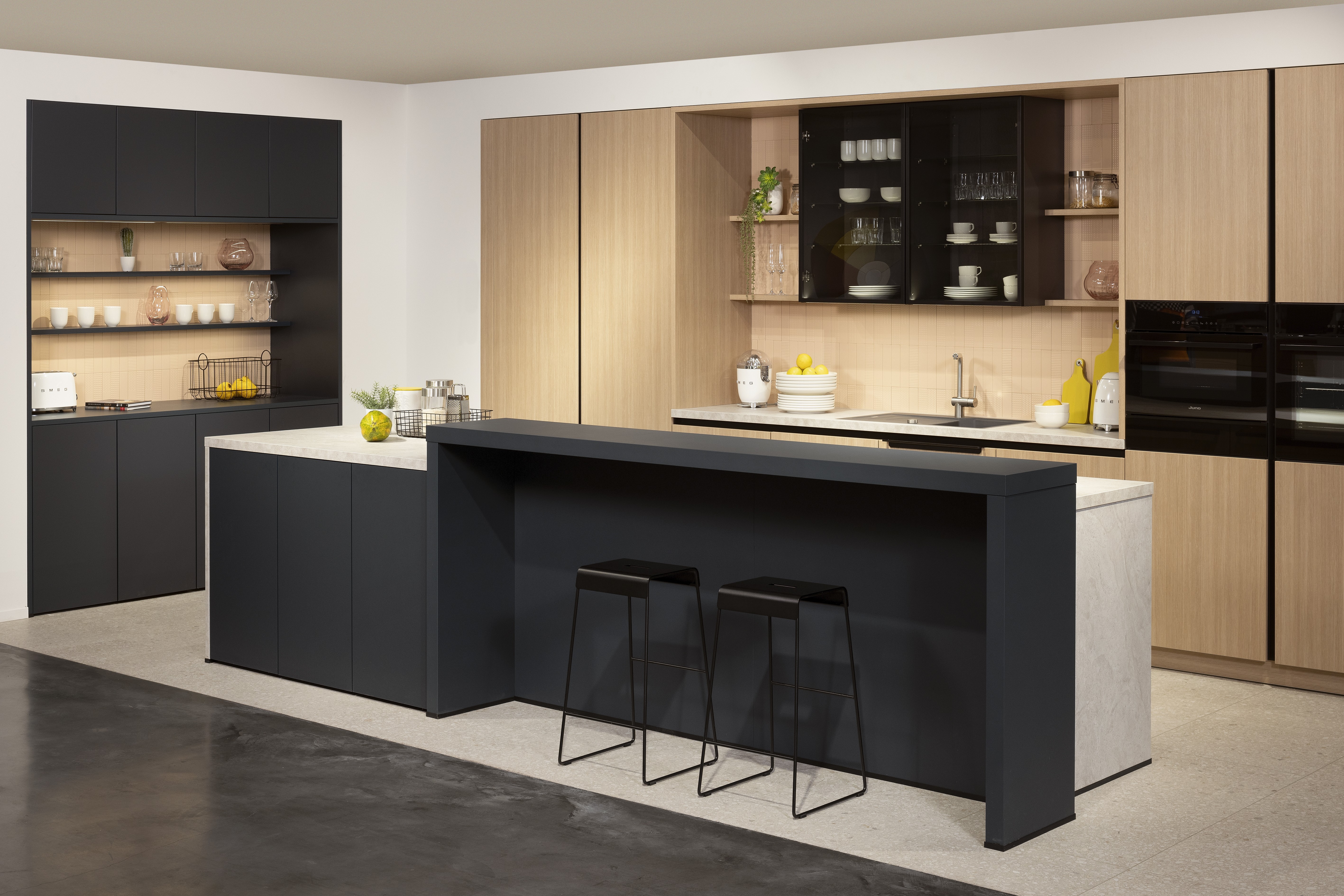 Küche Lineo in Lavaschwarz