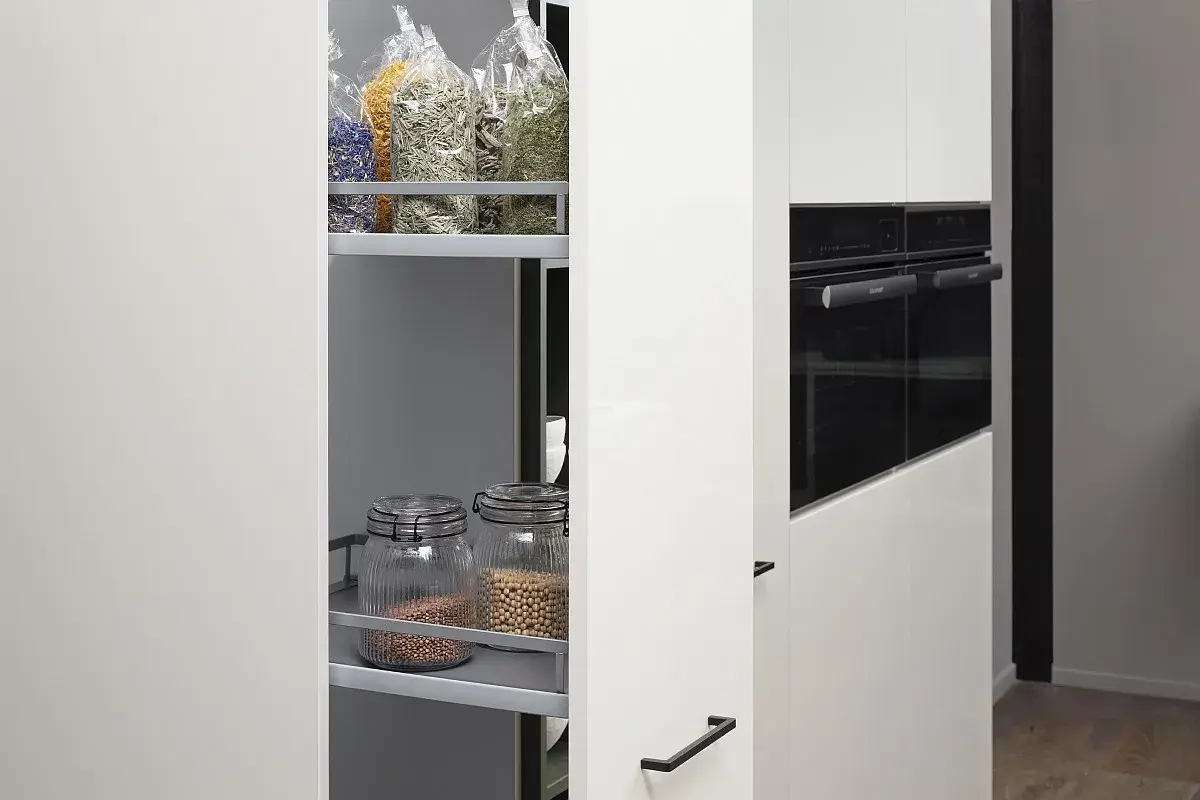 Häcker Küche weiß Apothekerauszug